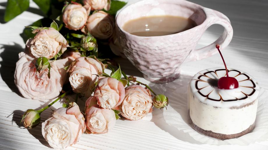 The famous bright pink exterior and outdoor bench of a Manhattan cafe, a popular spot for Instagram photos.