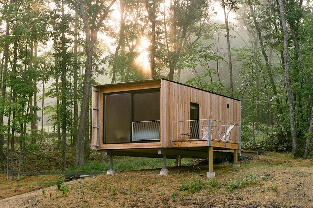 Piaule Catskill Hotel - single cabins on stilts with panoramic windows in the forest