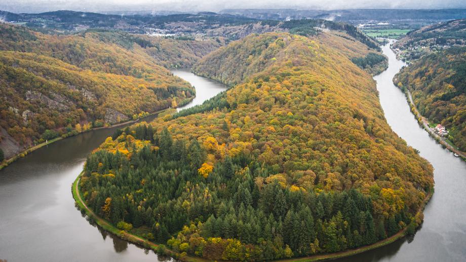 Panoramic view of the mountains and river in the Delaware Water Gap National Park.