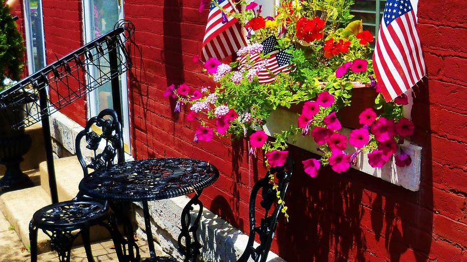 A picturesque historic street in Frenchtown, New Jersey.