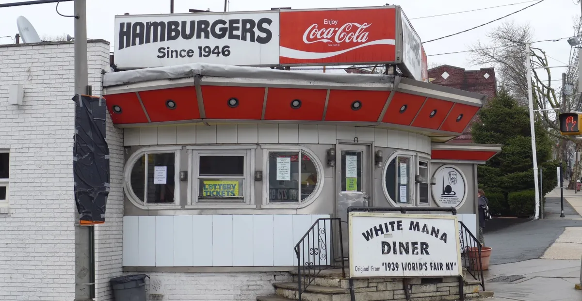 White Mana circular diner in Jersey City, iconic 1939 World's Fair architecture, retro-futuristic building